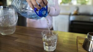 In wegwerpflesjes zitten ministukjes plastic 233_plastic_EPAviaNOS