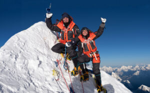 Dove bergbeklimmers op de top van Makalu 521_Scott_Shayna_IG (1)